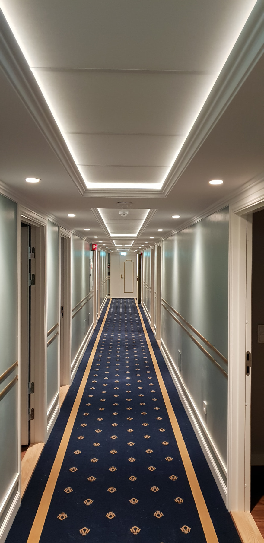 Indirekte belysning i hotellkorridor